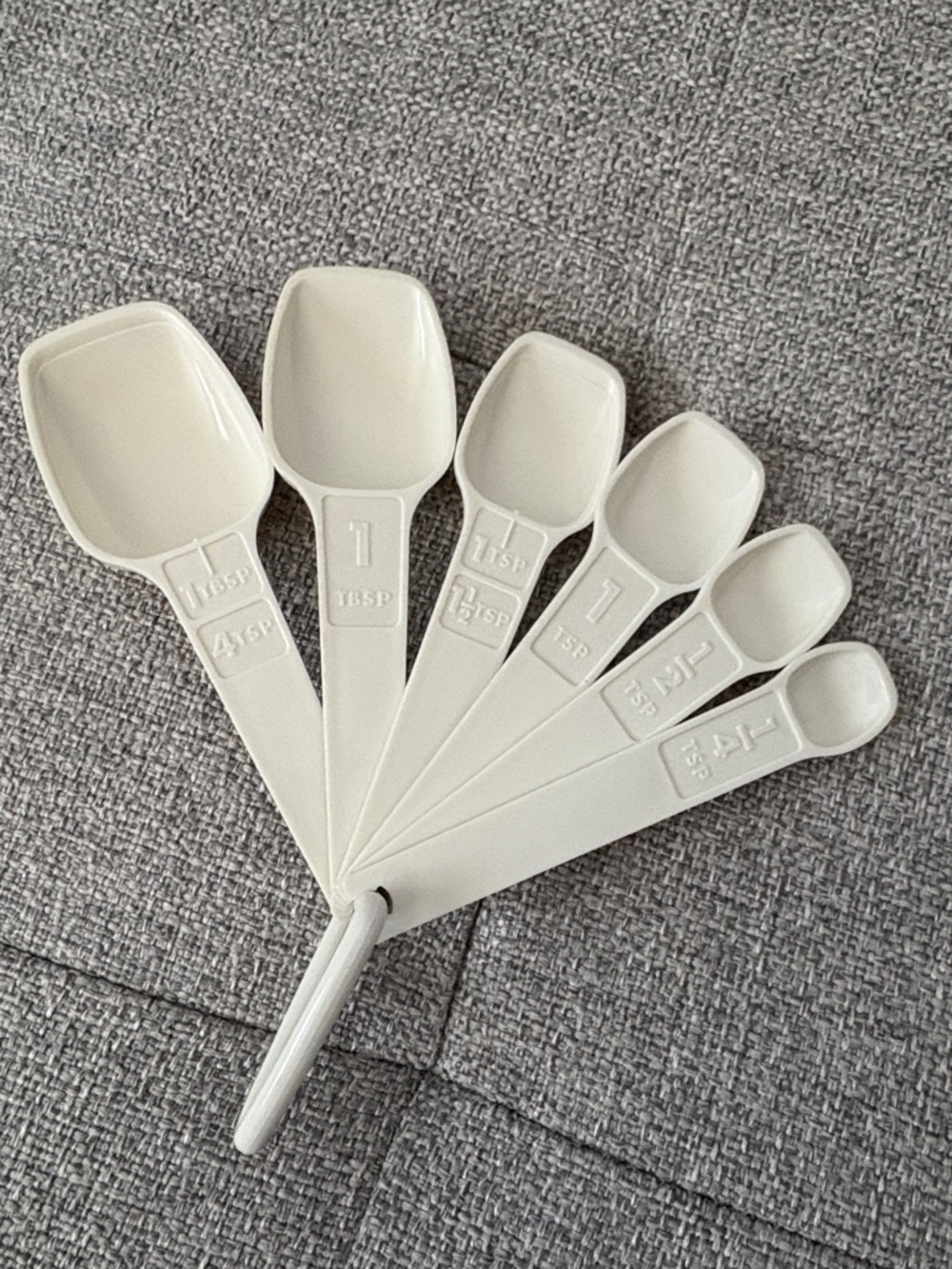 Tupperware Vintage Measuring Spoons in ivory EUC